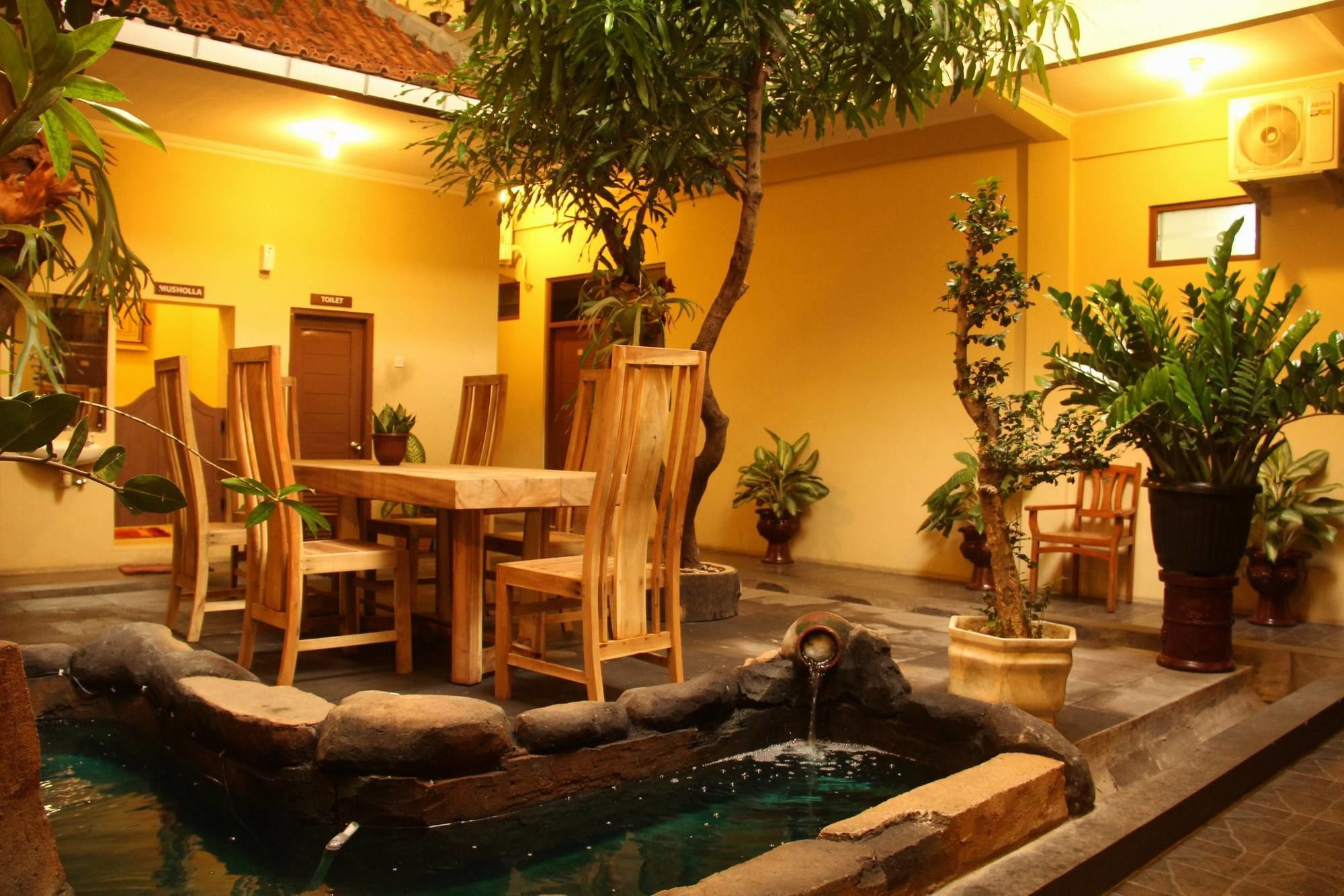 Sagan Huis Hotel Джокьякарта Экстерьер фото